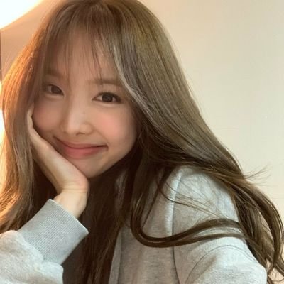 ˋ〔 1995년❀ 〕┊When she’s happy, she raises one arm also she has the habit of frowning when she’s focused on something. Im Nayeon is the name.✧‧˚