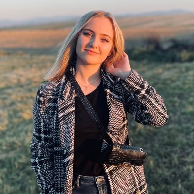 anathynaa's profile picture. 