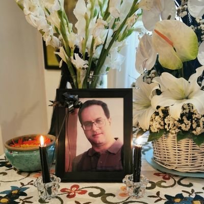 lotfdoust's profile picture. ‏ایام کودکی در آرزوی دوست ،روزگارجوانی در آرزوی عشق و حالا در آرزوی زندگی