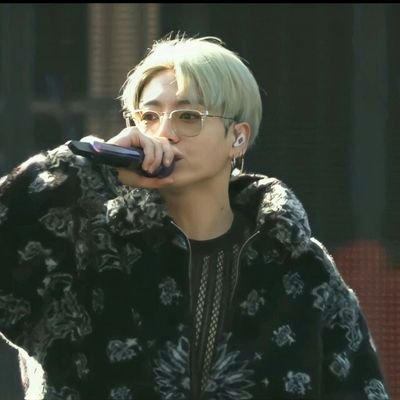 I never see you, I support you from afar 😔I am an original army 💫I love you so much bts💚iran💙