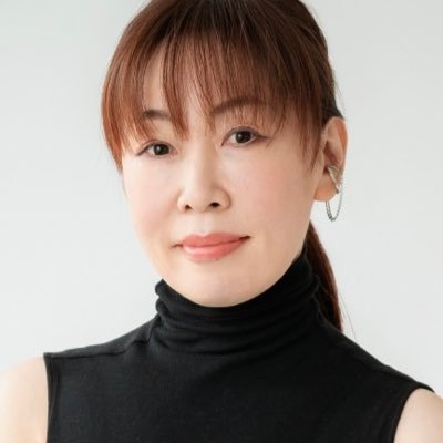 美容編集者／ビューティエッセイスト＆コピーライター／フレグランスキュレーター。25ans→婦人画報→VOGUE JAPAN→etRougeと美容ページに携わり30＋α年、最近はもっぱら長短の物書き業です。趣味は化粧品いじり、鬱アニメ鑑賞、そして覚え書きがわりに近々香りに特化したHPを開設予定。恐れながらの新人馬骨🦴