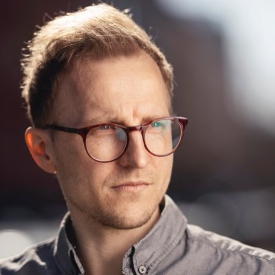 ArielNeulaniemi's profile picture. Toimittaja, juontaja, keskustelupaneelien vetäjä, laulaja-lauluntekijä, 3-kertainen isä ja yksinkertainen (avio)mies.
https://t.co/lTQxRflTP3