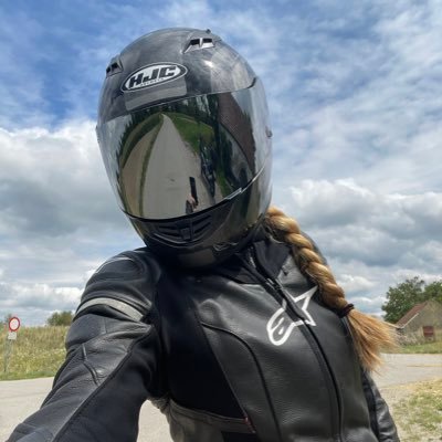 Schräglagenaffine, unbeugsame Skorpionlady mit an Bösartigkeit grenzendem Humor und irgendwas mit IT & Petrolhead... 🇦🇹 | FCK Green | Verbrenner 4ever