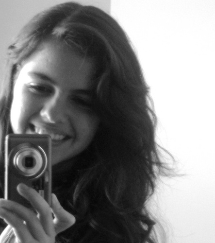 Estudante, 15 anos, adoro música, toco violão e canto.
~~Uma garotaa q enfrenta os mesmos obstáculos de modoos diferentees'  ;D