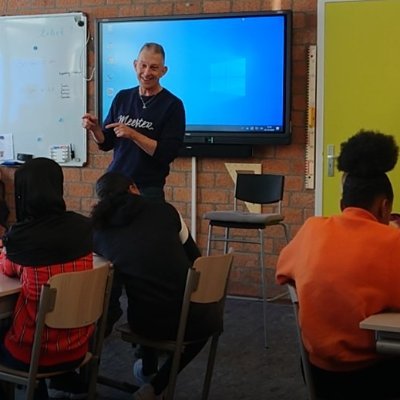 Leerkracht, MSEN. Auteur Handboek Gedrag op school, Kinderen met hechtingsproblemen de klas, De traumasensitieve school en meer. Geeft lezingen.