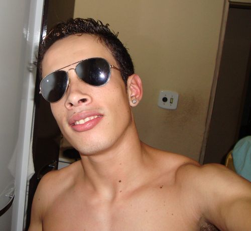 Me segue que eu te sigo....
E meus grandes amigos estarei sempre aquiii.......
