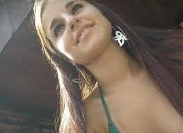 Olá, meu nome é Rayane. Tenho 16 anos, amo cinema, música e comida.