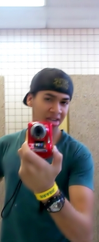 Eu vou me resumi em poucas palavras eu sou o :
- o menino que te encαntα,
- o gαroto que te fαscinα,
- o homem que te enlouquece. #)
