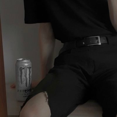 Eicr9's profile picture. اتنفس لكني مت بعدك