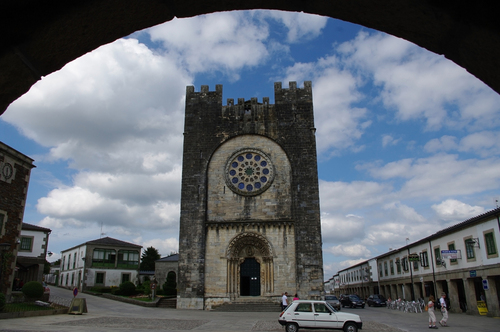 Dar servizo ó visitante, ó peregrino e divulgar e promocionar o pobo e Turismo de Portomarín. Vila do Camino Francés de Santiago