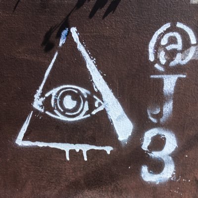 En busca de justicia. 
Quién está mas arriba al amparo del poder cae con mas fuerza.
La venganza es un platillo que se come frio.
Mientras mas es mejor.