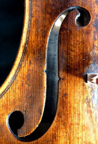 Violin dealers, makers and repairers based in London, UK. Founded1985 - 020 7249 9398