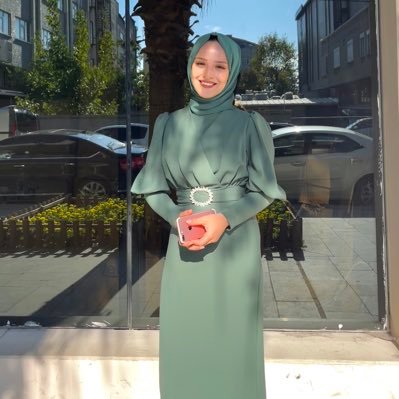 Esraayvuz's profile picture. iyi biriyim ama hergün değil