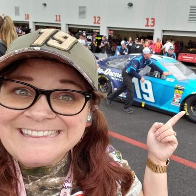 Extreme Whovian. 🌌
NASCAR fanatic. 🏁
Pokémon trainer. ❤️
NSYNC girl always. 🎶
Hockey fan. 🏒
Bird mom. 🦜
Torchwood obsessed. 👾
Fanfic addict. 📖
Furry .🐾