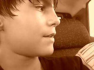 Tenho 12 anos, moro em Brasília, gosto de jogar futebol, assistir filme, sair com amigos e família.