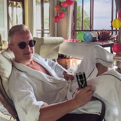 bitch_energy_'s profile picture. Left turns, right turns and bad takes. I watch NASCAR & F1 religiously and other motorsports when the spirit moves me. 

👾 Backup acc = @glitch_energy_