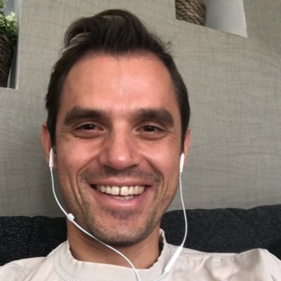 Wissbegierig, Generalist, positives Mindset, multikulturelles Interesse, kreativ und immer in Bewegung ;-)