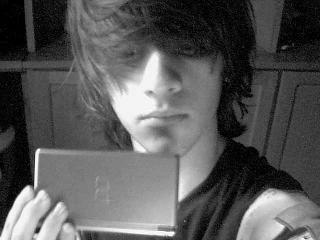Olhando o Twitter, e torcendo para você me dar Follow
14 Anos, Divertido, Estudante, Gamer, Heterossexual...