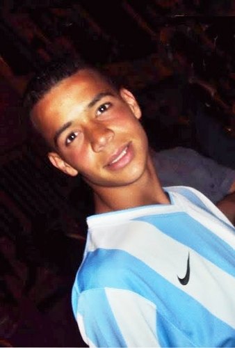 O pouco não me serve
Médio não me satisfaz
Metades nunca foram meu forte
Palavras até me conquistam temporariamente
Mas as atitudes ME PERDEM ou ME GANHA
