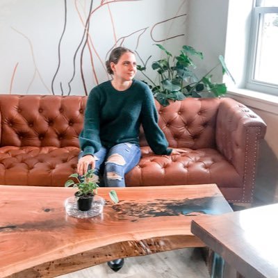 HannahFoster_'s profile picture. deeply unserious. (she/her)