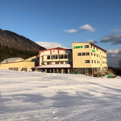 兵庫県北部にあるハチ高原スキー場内の旅館⛰ 冬は目の前がゲレンデ！キャンプ〜登山〜スキー教室⛷家族でスキーならやっぱりハチ高原スキー場！ファミリー満足度No. 1✨ 兵庫県知事登録旅行業第2-356号 やぶ市観光協会、ハチ高原観光協会