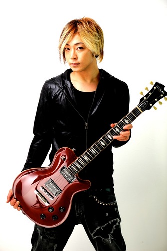OLIVE SUNDAY、the marcy bandで歌や詞曲。作詞、作曲、編曲、弾きでお仕事もさせて頂いてます。FUJIGEN、FAKE？、ovaltone、Black smoker Guitar
https://t.co/xrzqFk4MpZ
https://t.co/8Q3J83t2wk
