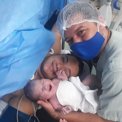 Namorando, mãe de menino, feminista,flamenguista, umbandista, bissexual só isso tudo kkkk