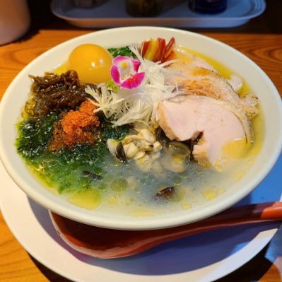 JR巣鴨駅より徒歩3分。都営三田線千石駅より徒歩3分。全てのラーメンに高知県産の生姜を使用しております。現在営業時間平日11時〜15時&17時30分〜20時30分/土日祝11時〜20時(通し営業)公式インスタもフォローお願いしますhttps://t.co/oPjVidzLKj