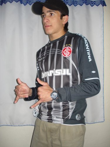 ... Carrego esse orgulho gaúcho, que qualquer vivente nota sou a estampa do Rio Grande, de chapéu,bombacha e bota...