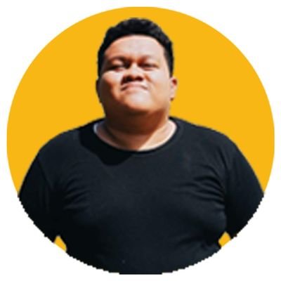Bapak-bapak muda yang bercita-cita hidup bersahaja pake sarung nyiram tanaman sore-sore