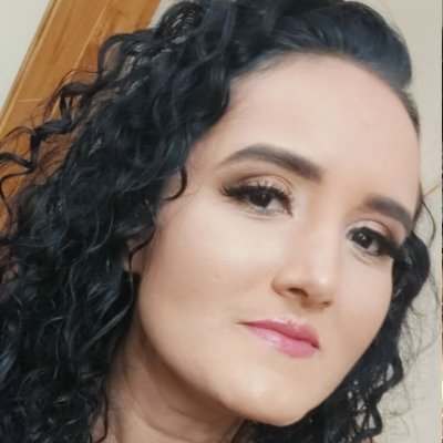 Advogada, amante das artes, professora de Karatê