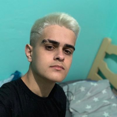 Peço desculpas a todos que ofendi. Espero que entendam, eu estava sob uso de remédios muito fortes. A partir de hoje vou ajudar instituições e pobres.