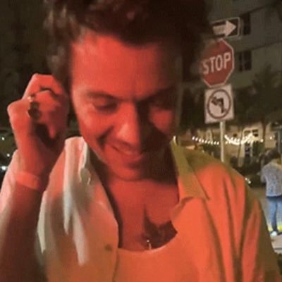 flrtzart's profile picture. catwoman has my soul, and no I don’t want it back.