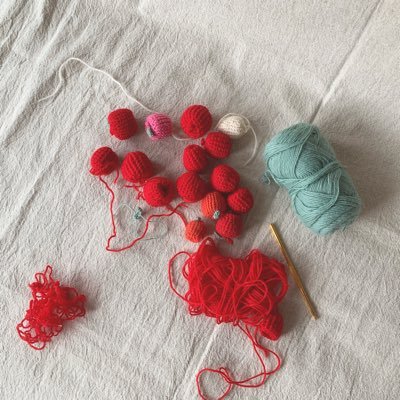 人生何度め？の編み物ブーム🧶主に情報収集&みなさまの作品観賞用のアカウントです🤗染色・洋裁も好き🍀服飾学校卒。パタンナー（型紙作る人）してました。