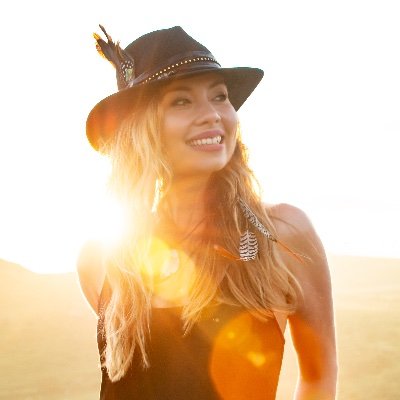 Vanya Silverten works internationally as a healer, teacher, speaker and author with a focus on EMBODIED SOUL BRILLIANCE - expect an elevation.