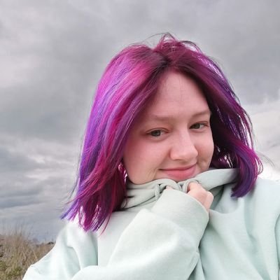 MeMyBooksAndFo1's profile picture. 23, booktuber, love reading, she/her
