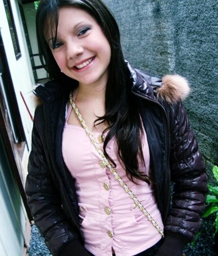 Caroline R. Shmitt, 19 anos, uma pessoa gentil, simpatica, amiga...