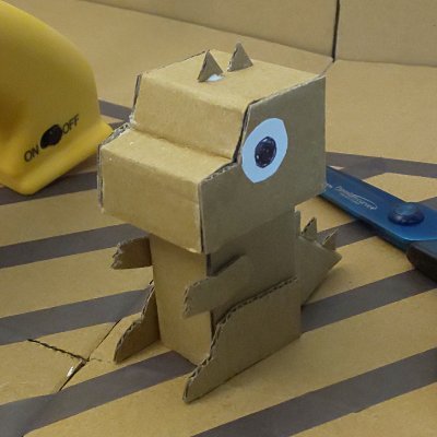 1、趣味が欲しくて、ダンボールで工作を始めました。
2、立派ものは作れませんが、誰でも家で作れるダンボール工作を目指します。
3、仕事で図面を描くので、型紙を作って公開したい。
4、工作に必要なものは、
・はさみ
・接着剤
・ダンボール(1.5mm)
・設計図(A4で焼いた型紙)