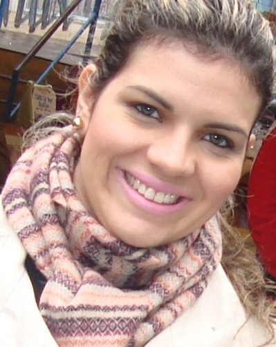 Professora de português, pós graduada, loira, esposa e mamãe da Helô!