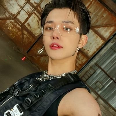 tubatustuff's profile picture. vote vote vote!