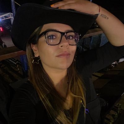 Oaxaqueña con los ojos negros y la piel morena... #Marketing ⚡️ Normal is boring 🙃