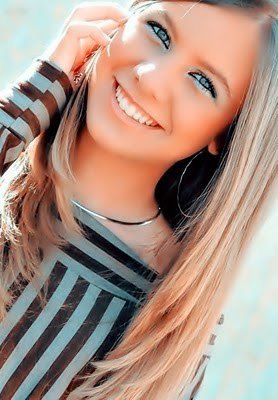 Elα que vive com α cabeeçα nα luα, com músicα no ouvido e corαção nα bocα :)