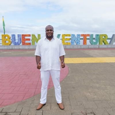 Secretario de Turismo del Distrito de Buenaventura, ex-director y docente del programa de turismo de la Universidad del Pacífico, investigador y escritor.