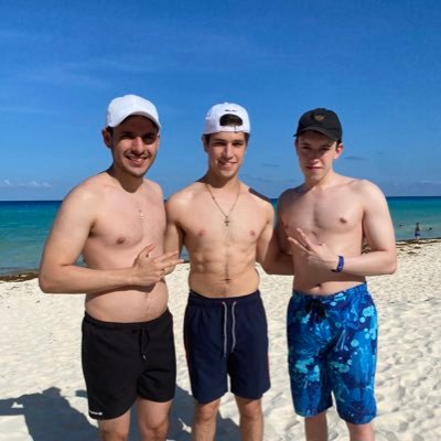 RobertoLo991's profile picture. UDEM / Never is late / B L K M K T