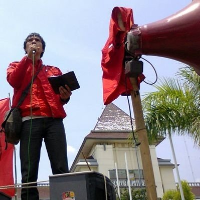 Pembela buruh yg KO setelah disuspend beberapa kali dan akhirnya kini cinta Jokowi. Mari dukung Jokowi presiden seumur hidup agar Pancasila semakin sakti! (``,)