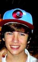 15anos , sou legal , faço você rir , e tambem chorar com meus pensamentos e atos (: