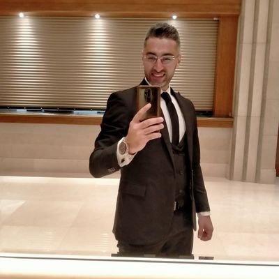 انا موجود هنا من وانت مجرد مشروع كائن حي محتمل لا يعزز وجوده ف الدنيا غير اكله جمبري وشويه كباب وكفته✋😂😈
