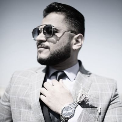 أنا البحرُ فى أحشائِهِ الدرُّ كَامِنٌ.. فَهَلْ سَأَلُـوا الغَـوَّاصَ عَـنْ صَدَفَاتـى؟