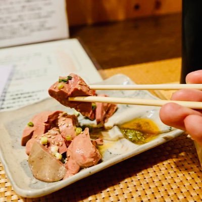 東京町田にオープンしました 「肉料理 やまなか」です。焼肉店ではありません。肉中心の居酒屋と考えて下さい。溶岩焼き、低温調理、肉鍋等、お箸で食べられる肉料理とビール、ワイン、日本酒、焼酎(サワー類)をご用意します。モダン和風の店内は個室感覚で寛げるお席をご用意。コロナ対策も万全！皆様のご来店お待ちしております！