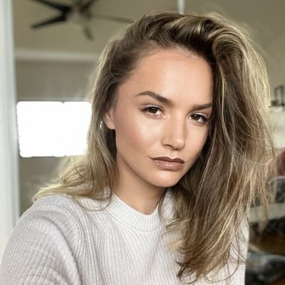 hotclara12's profile picture. 